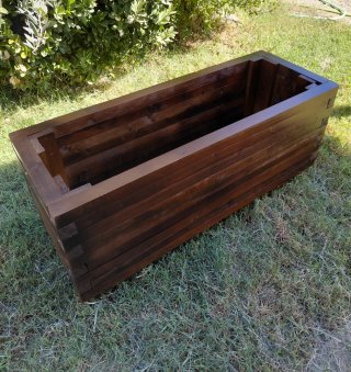 Jardinera de madera rústica marrón