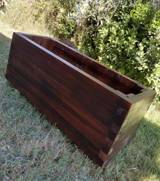 Jardinera de madera rústica marrón
