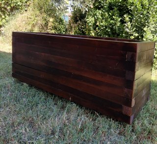 Jardinera de madera rústica marrón
