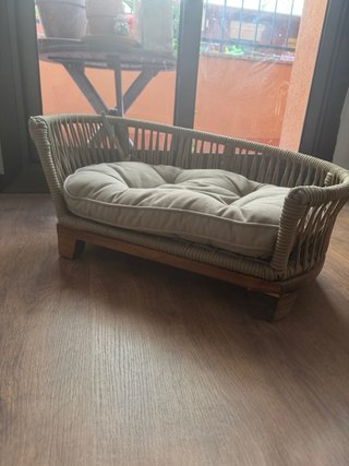 Cama para perro de mimbre y cojín