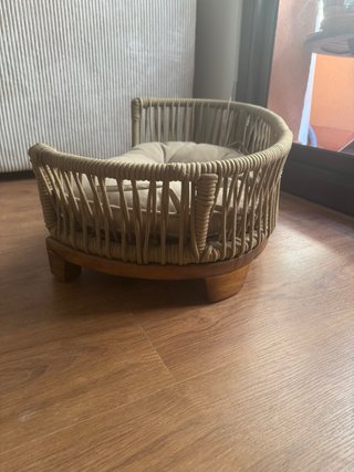 Cama para perro de mimbre y cojín