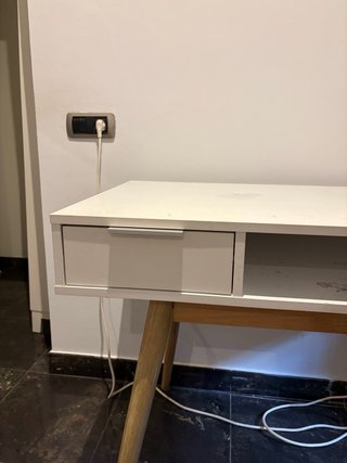 Escritorio blanco y madera