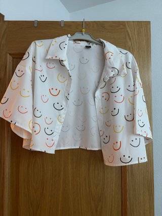 Camisa blanca con estampado de caritas sonrientes