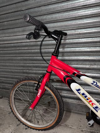Bicicleta infantil J-Bike roja y blanca