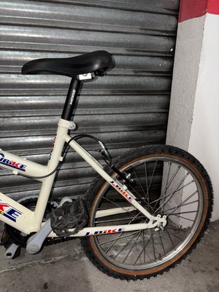 Bicicleta infantil J-Bike roja y blanca