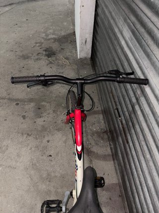 Bicicleta infantil J-Bike roja y blanca