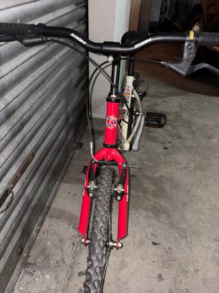 Bicicleta infantil J-Bike roja y blanca