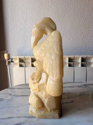 Figura de pájaro en alabastro tallado vintage