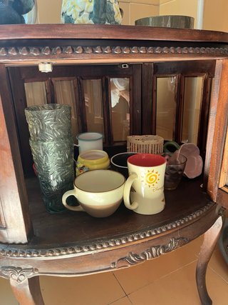 Mueble bar de madera con detalles