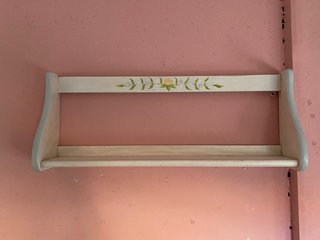 Balda de madera decorada a mano