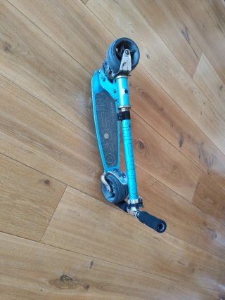 Patinete plegable azul marca MICRO