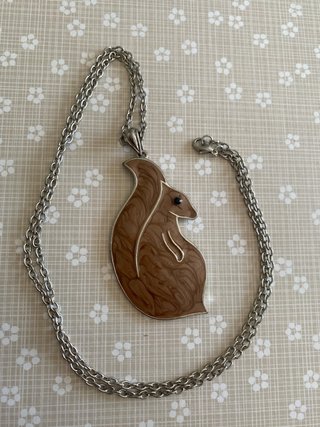 Collar con colgante de ardilla