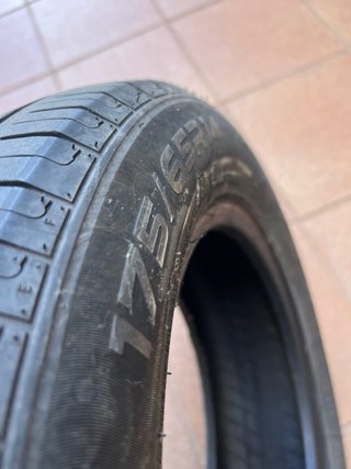 Dos neumáticos a 15 euros cada rueda. 175/65R14