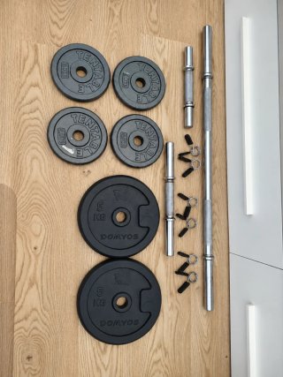 Set de pesas y barras para gimnasio