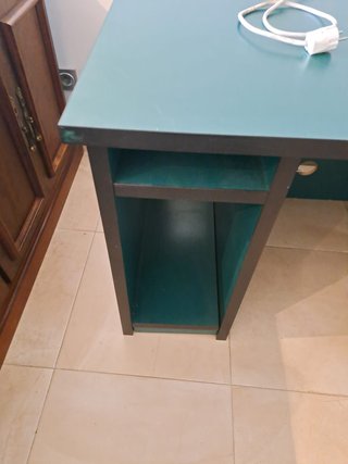 Escritorio verde con bandejas