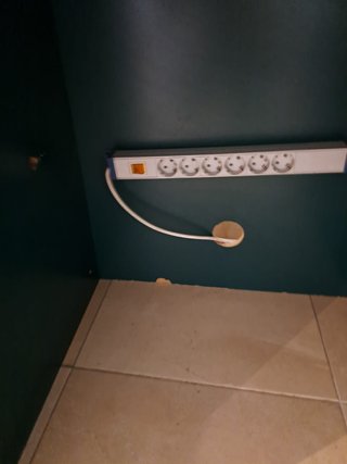 Escritorio verde con bandejas
