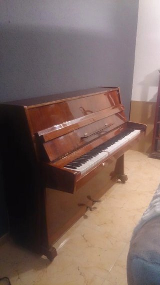 Piano de pared madera