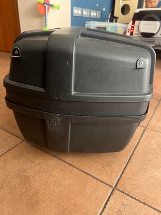 Baúl de plástico negro para moto