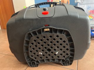 Baúl de plástico negro para moto