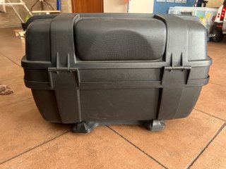 Baúl de plástico negro para moto
