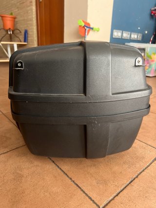 Baúl de plástico negro para moto
