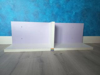 Estantería blanca y morada de madera