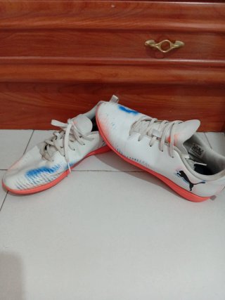 Zapatos de fútbol Puma blancos y naranjas