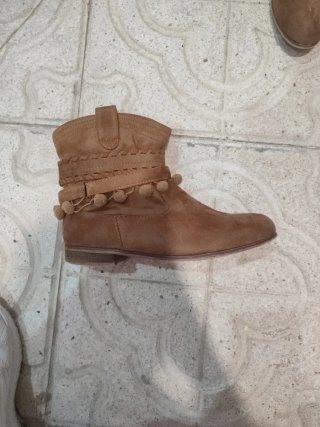 Botines marrones con pompones
