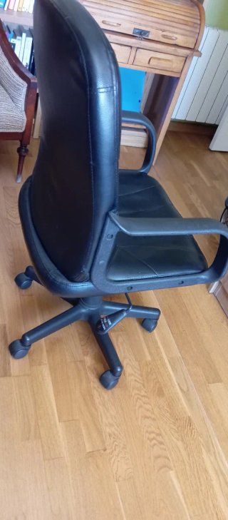 Silla de oficina negra de piel sintética