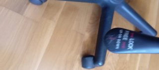 Silla de oficina negra de piel sintética