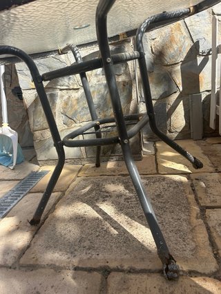 Mesa redonda metal y cristal Se tiene que restaura