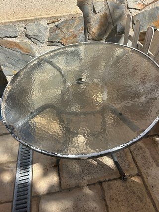 Mesa redonda metal y cristal Se tiene que restaura