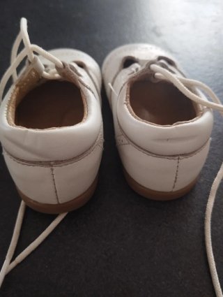 Zapatos de bebé blancos talla 18