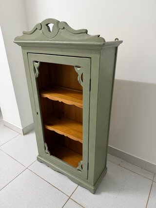 Vitrina vintage verde con puerta de cristal