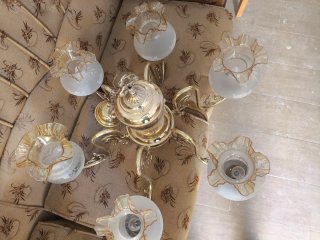 Lámpara de techo dorada y blanca de cristal