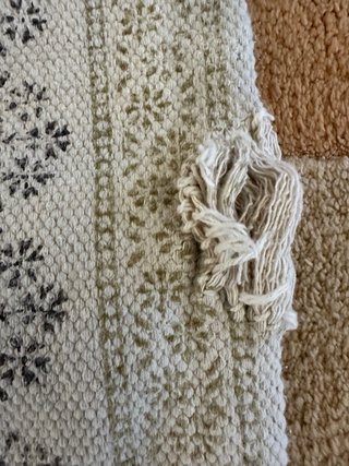 Alfombra de tela beige y gris