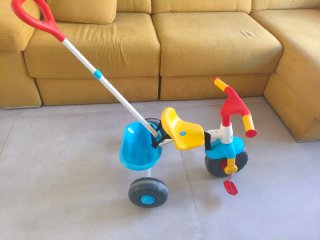Triciclo infantil con pedales y empujador