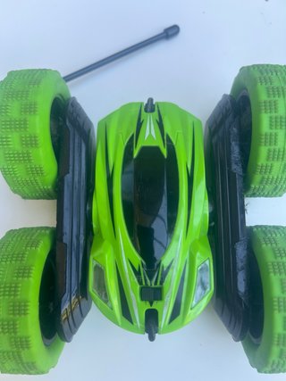 Coche teledirigido verde y negro