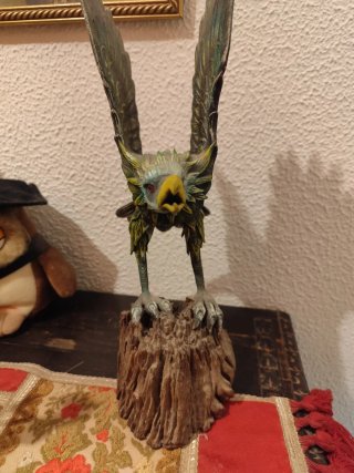 Águila de madera decorativa