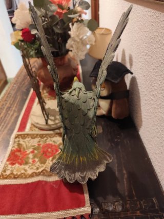 Águila de madera decorativa