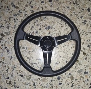 Volante deportivo clásico negro