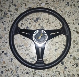 Volante deportivo clásico negro