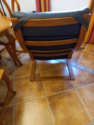 Butaca polipiel negra y madera 2 butacas. Cada una