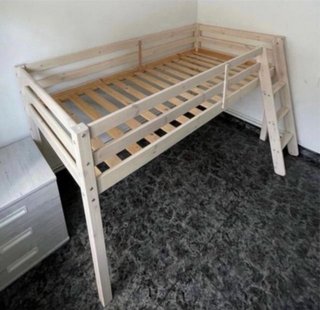 Cama alta de madera con escalera