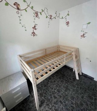 Cama alta de madera con escalera