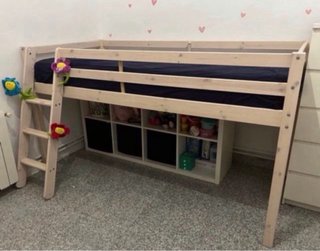 Cama alta de madera con escalera