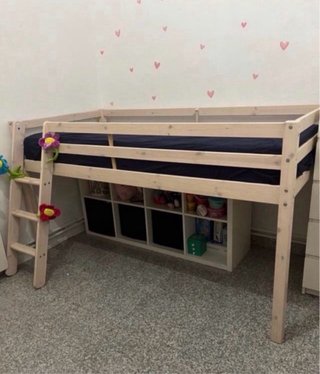 Cama alta de madera con escalera