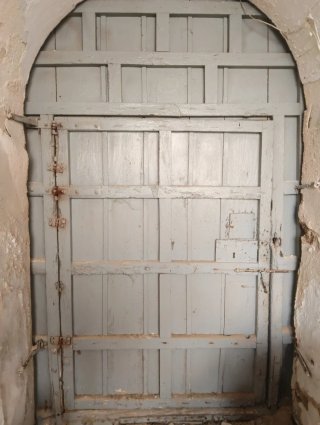 Portón antiguo de madera con remaches