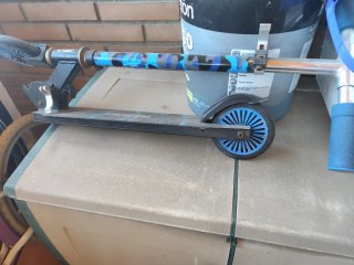 Patinete plegable infantil con ruedas azules