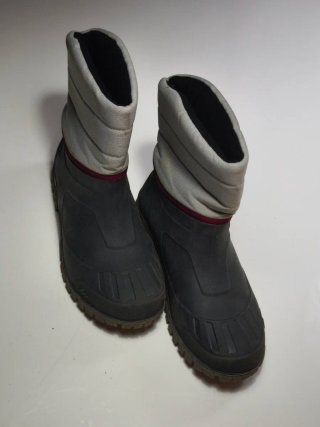 Botas de nieve negras y grises. Mujer